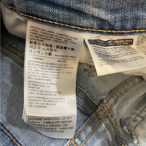 Levi’s Light Wash Mid Rise Mid Length Shorts in Oahu Clouds Size 27 - Picture 9 of 12